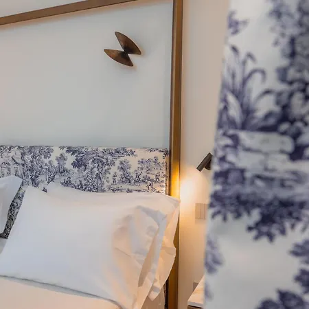 לינה וארוחת בוקר Five