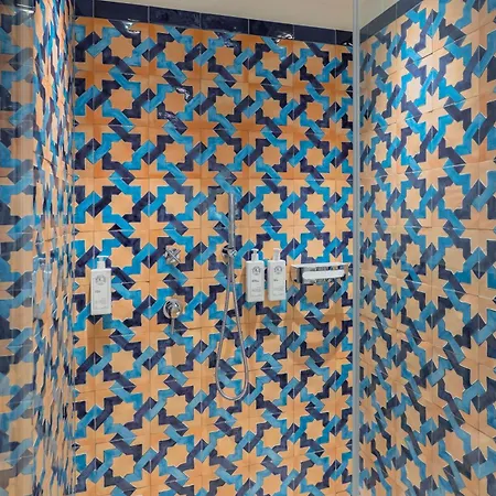 לינה וארוחת בוקר Five