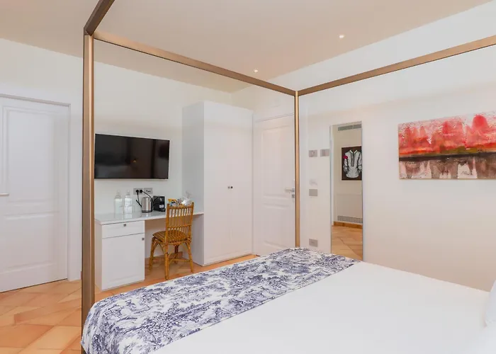 Five - Dimora D'arte Bed & Breakfast 4*